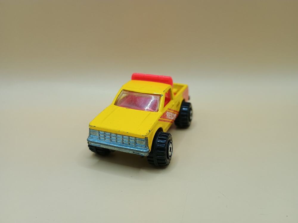 Vintage 1982 Hot Wheels Chevy S10 Baywatch Diecast Lifeguard Rescue Truck 1:64th